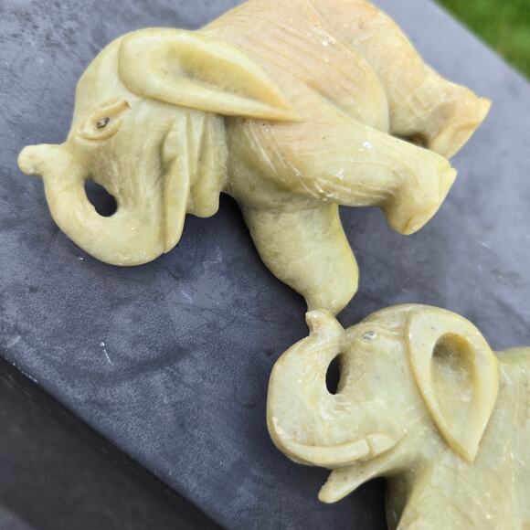 Vtg Hand Carved Soapstone Elephants Set of 4 Trunks Up 2-Small 2-Medium - Picture 7 of 13